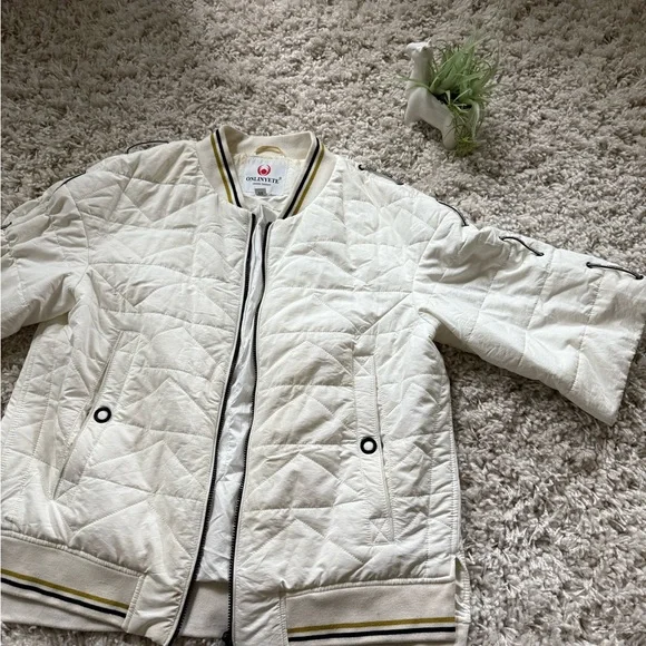Onlinyete Cream quilted bomber jacket with gold and navy details - Picture 2 of 8